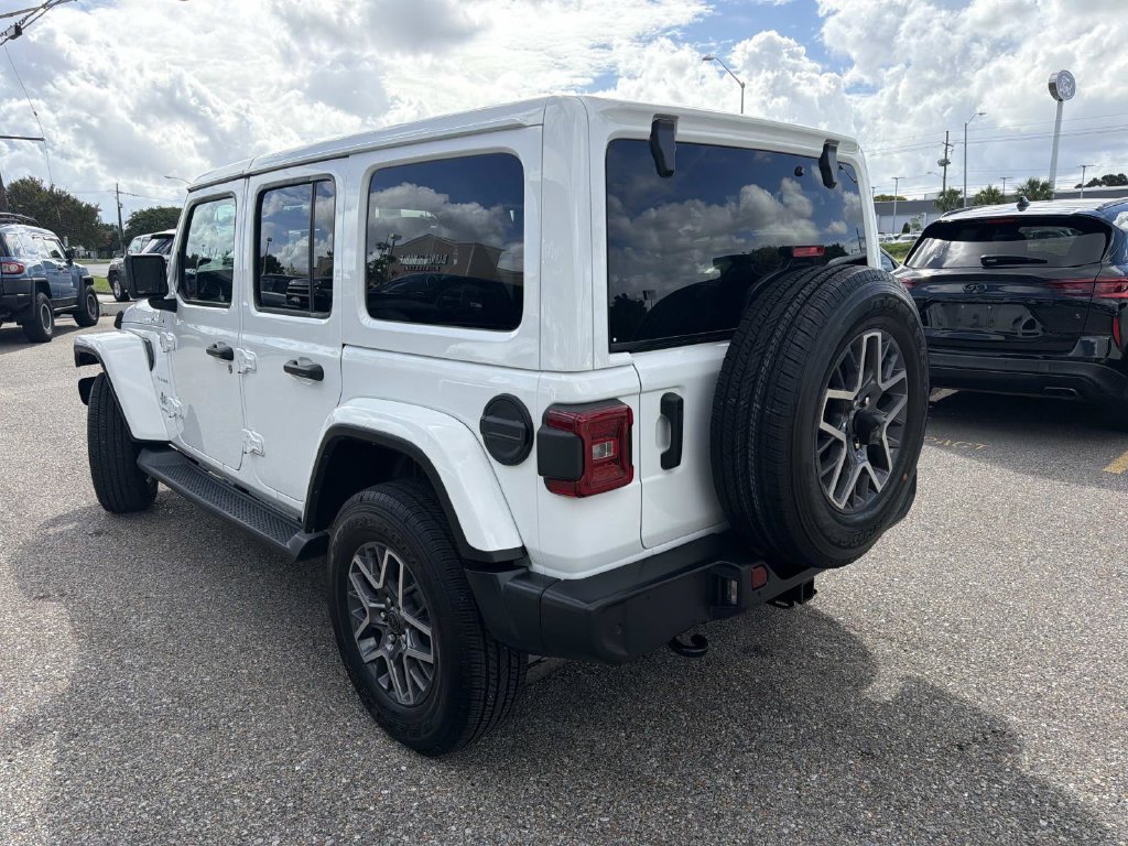 Used 2024 Jeep Wrangler Unlimited Sahara w/ Technology Group AWD/4WD image 5