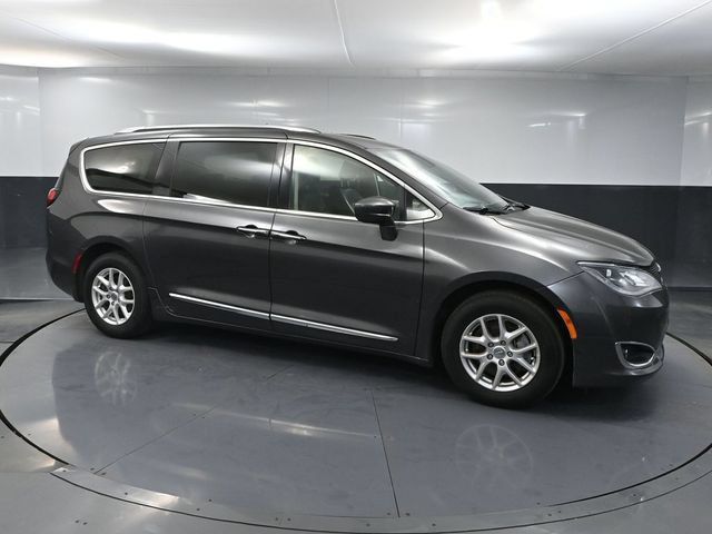 Used 2020 Chrysler Pacifica Touring-L FWD image 2
