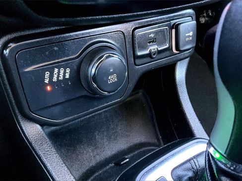 Used 2021 Jeep Renegade Latitude image 24