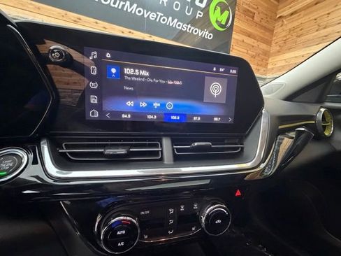 Used 2025 Chevrolet Trax ACTIV w/ Sunroof Package FWD image 17