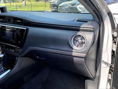 Used 2019 Toyota Corolla SE image 18