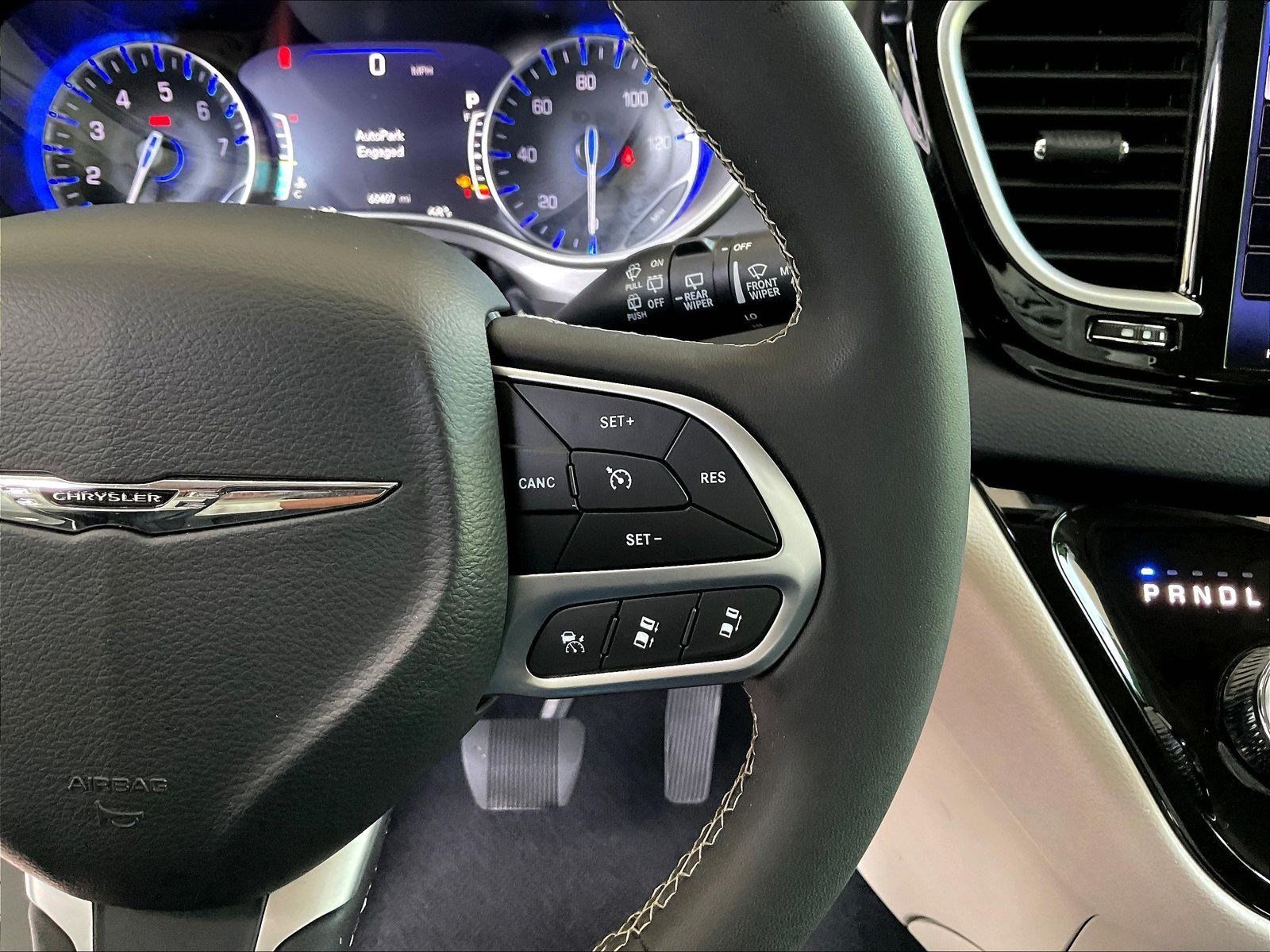 Used 2024 Chrysler Pacifica Touring-L FWD image 12