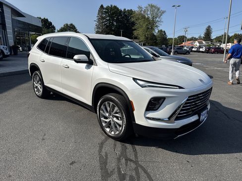 New 2025 Buick Enclave Preferred image 7