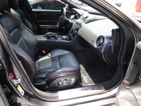 Used 2016 Jaguar XJ R RWD image 34