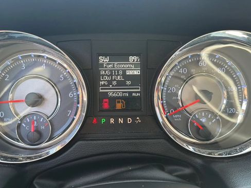 Used 2014 Chrysler Town & Country Touring FWD image 14