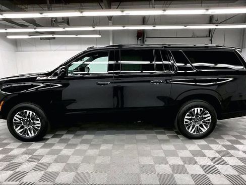 Used 2025 Chevrolet Suburban Z71 image 13