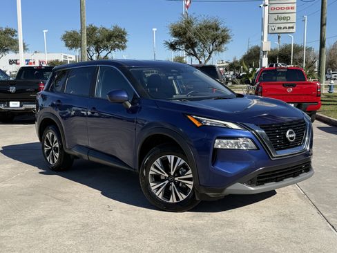 Used 2023 Nissan Rogue SV image 2