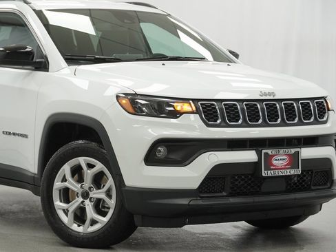 Used 2025 Jeep Compass Latitude image 3