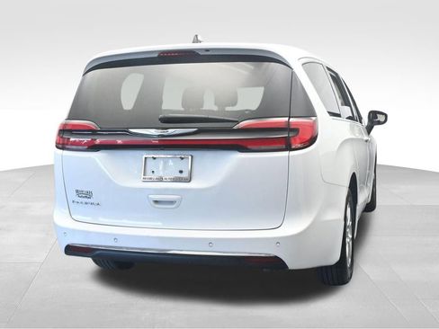 Used 2023 Chrysler Pacifica Touring-L FWD image 5
