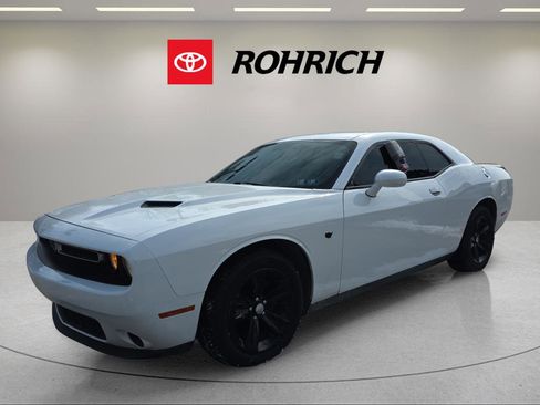Used 2019 Dodge Challenger SXT image 1