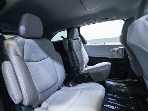Certified 2026 Toyota Sienna LE FWD image 31