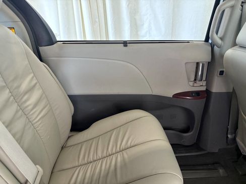 Used 2011 Toyota Sienna XLE image 9