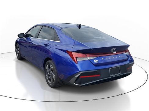 Used 2025 Hyundai Elantra SEL image 3