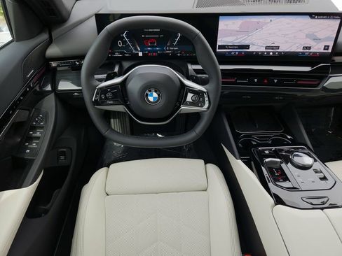 Certified 2025 BMW 530i image 19