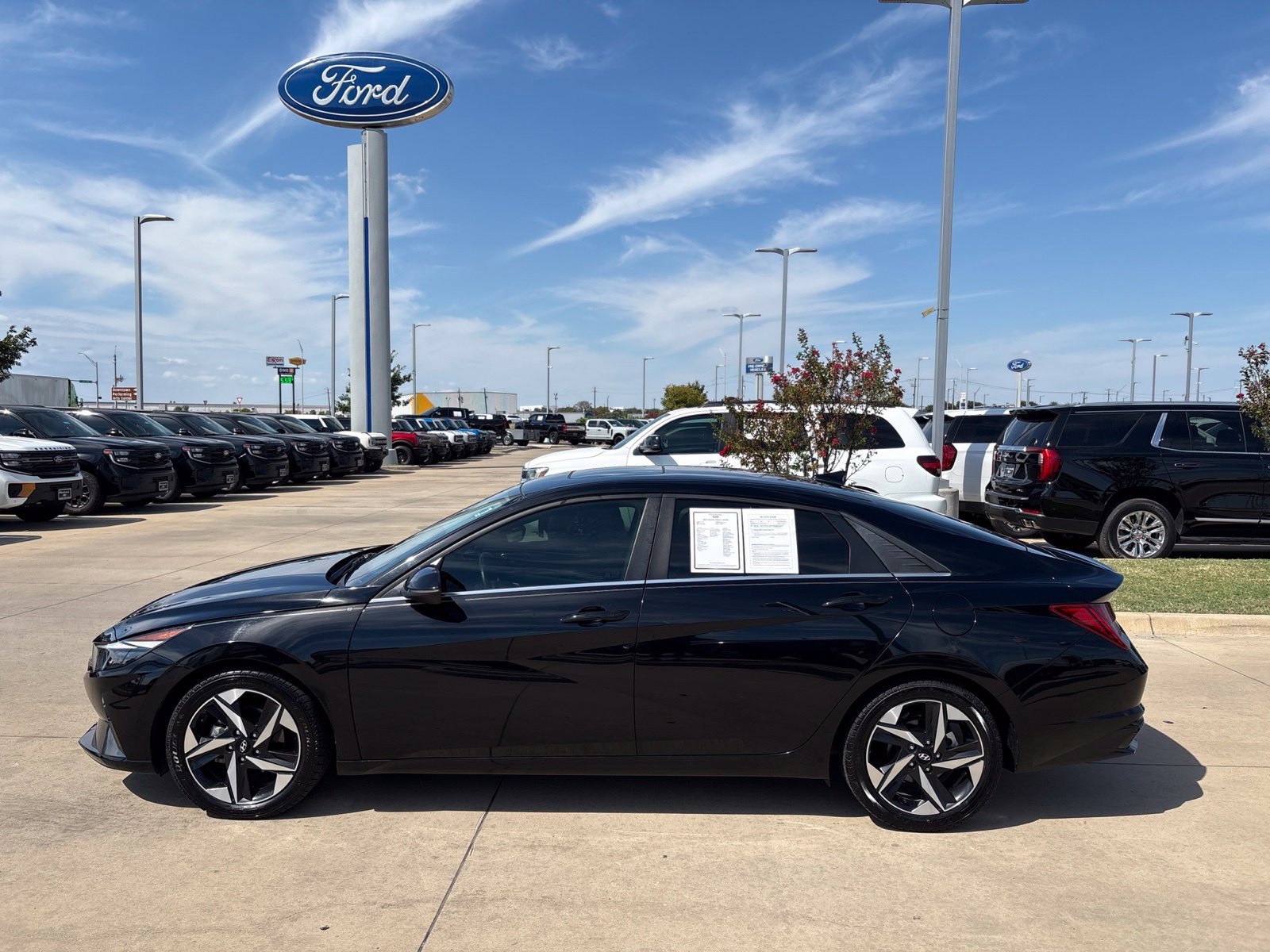 Used 2023 Hyundai Elantra Limited w/ Preferred Accessory Package FWD image 2