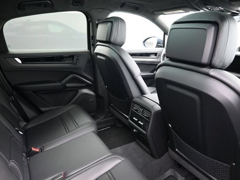 Certified 2026 Porsche Cayenne GTS AWD/4WD image 7