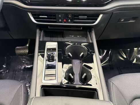 Used 2025 Volkswagen Atlas Cross Sport SE FWD image 24
