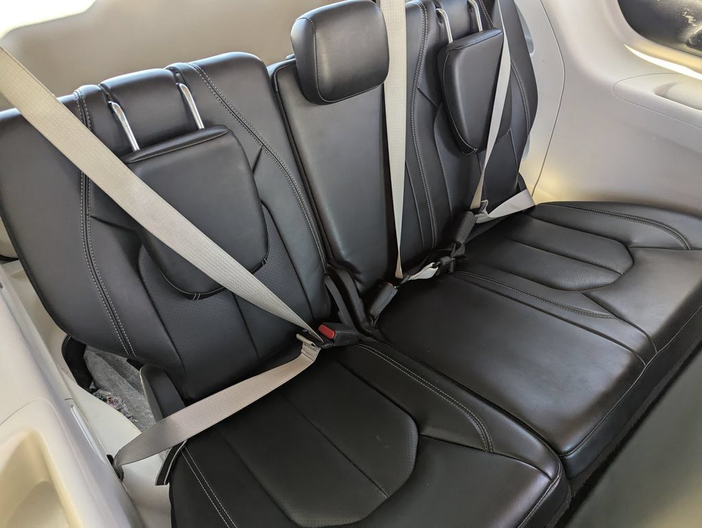 Used 2023 Chrysler Pacifica Touring-L FWD image 34
