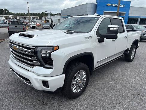 Used 2024 Chevrolet Silverado 2500 High Country w/ High Country Premium Package AWD/4WD image 2