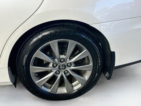 Used 2017 Toyota Camry XLE w/ Moonroof Package FWD image 11