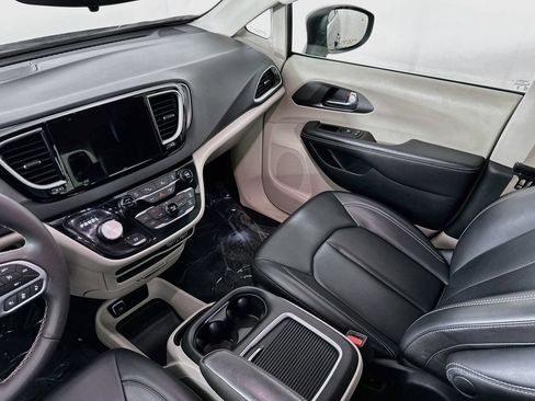 Certified 2023 Chrysler Pacifica Touring-L FWD image 33