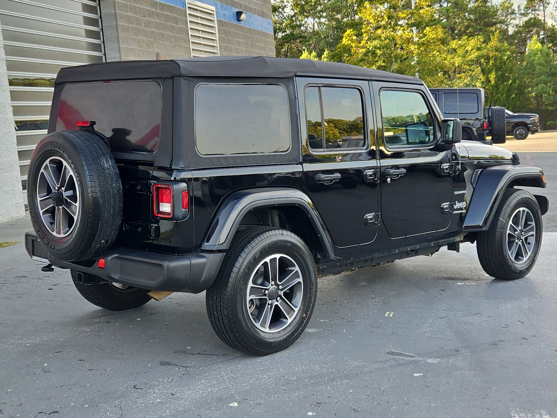 Used 2023 Jeep Wrangler Unlimited Sahara w/ Cold Weather Group AWD/4WD image 7