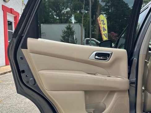 Used 2015 Nissan Pathfinder Platinum w/ Family Entertainment Package image 10