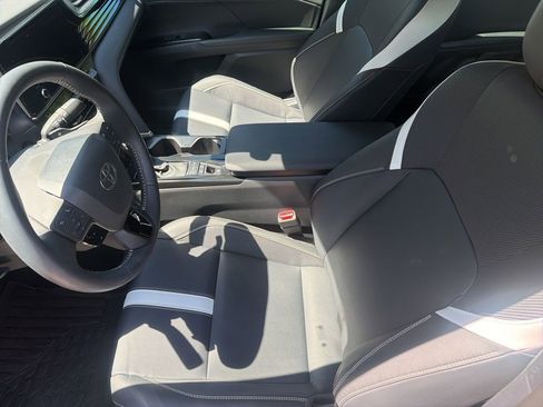 Used 2025 Toyota Camry SE image 4