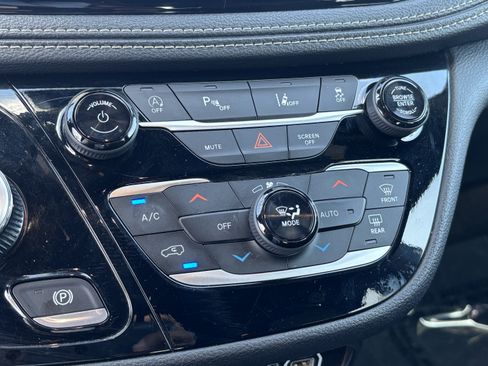 Used 2024 Chrysler Pacifica Touring FWD image 21