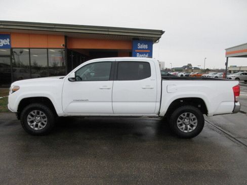 Used 2017 Toyota Tacoma SR5 image 2