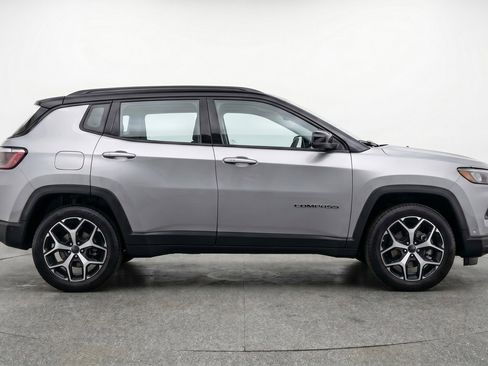 Used 2025 Jeep Compass Limited AWD/4WD image 11