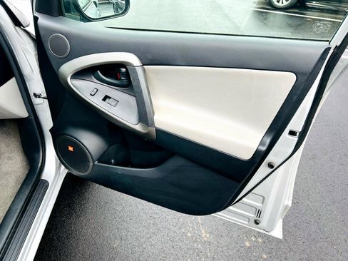 Used 2009 Toyota RAV4 Limited image 34