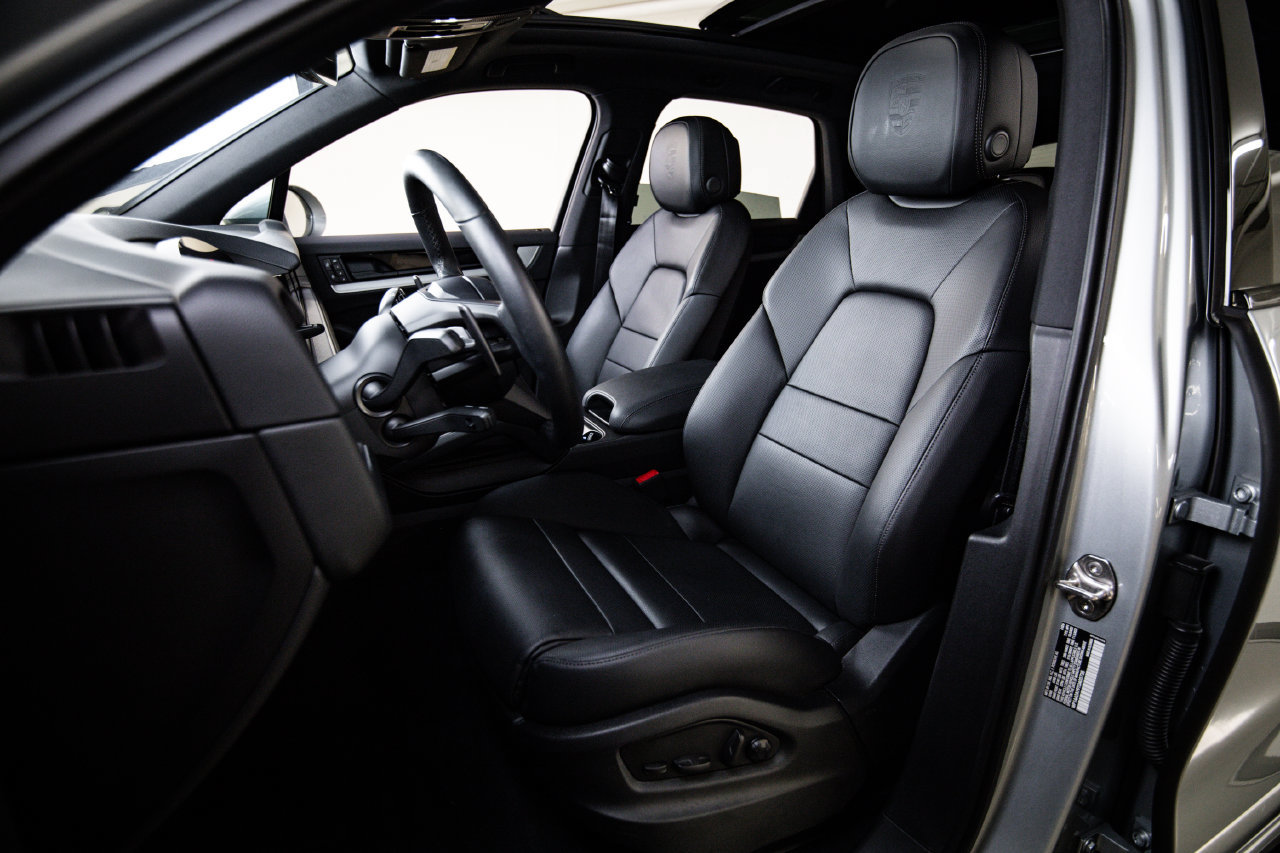 Certified 2026 Porsche Cayenne AWD/4WD image 5
