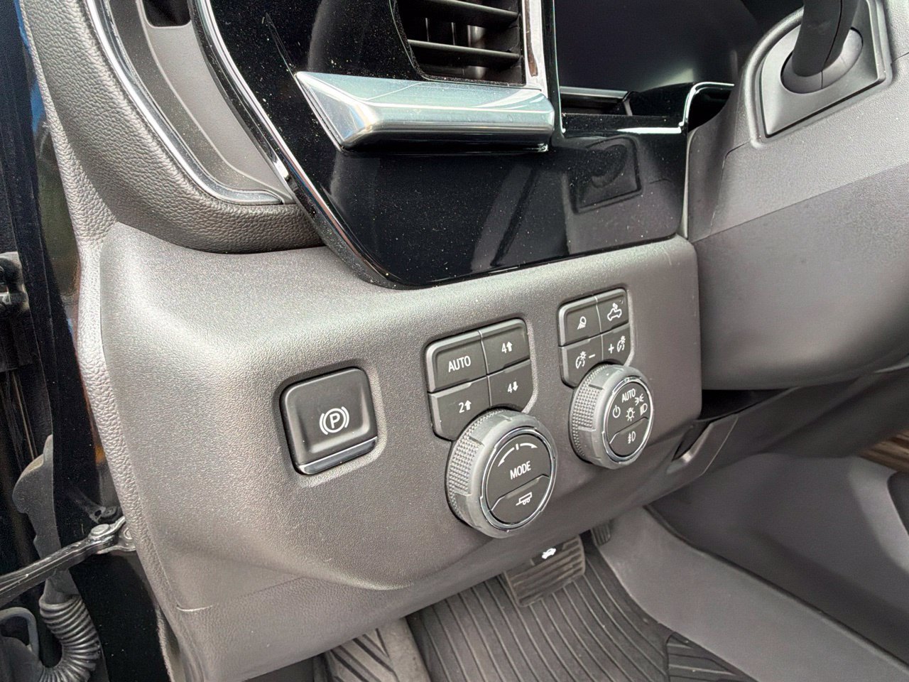Used 2026 Chevrolet Silverado 1500 LT Trail Boss w/ LT Trail Boss Premium Package AWD/4WD image 16