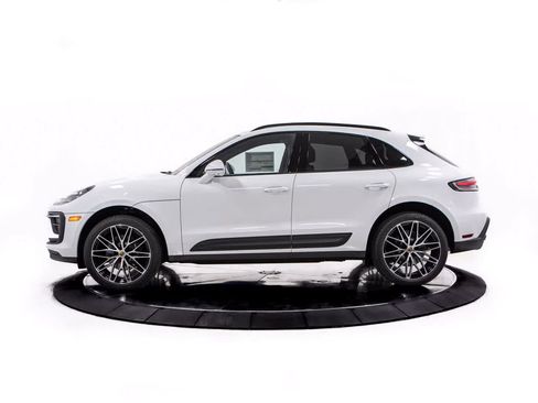 Certified 2026 Porsche Macan AWD/4WD image 2