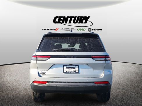 New 2026 Jeep Grand Cherokee Altitude image 4