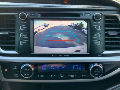 Used 2017 Toyota Highlander Plus FWD image 22
