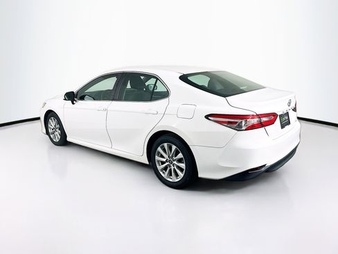 Used 2018 Toyota Camry LE image 5