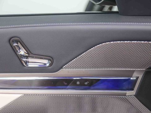 Used 2025 BMW 760i xDrive w/ Luxury Rear Seating Package image 18
