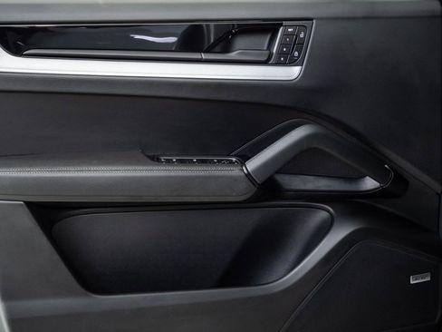 Certified 2025 Porsche Cayenne Coupe image 6