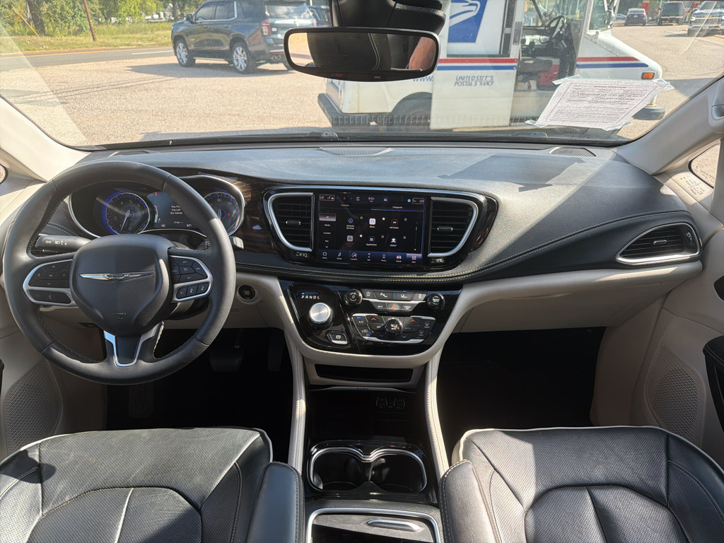 Used 2023 Chrysler Pacifica Limited FWD image 21
