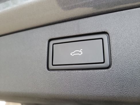 Used 2025 Volkswagen Tiguan SE FWD image 13