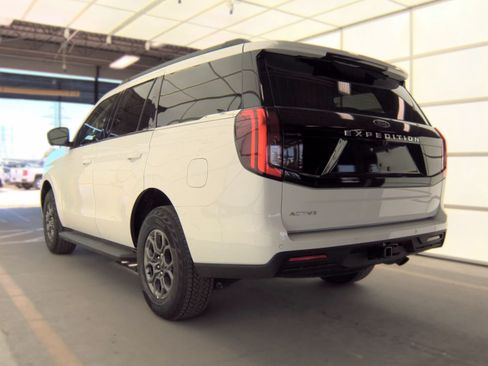 Used 2025 Ford Expedition Active RWD image 3