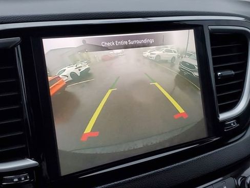 Used 2022 Chrysler Pacifica Touring-L image 16