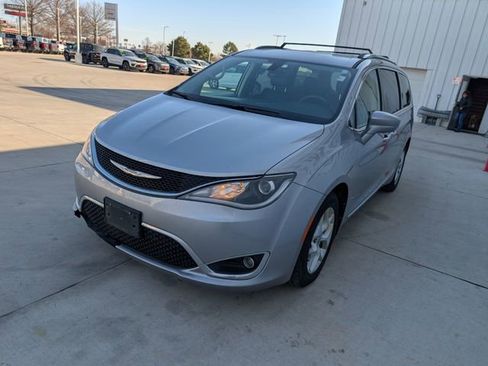 Used 2017 Chrysler Pacifica Touring-L Plus image 25