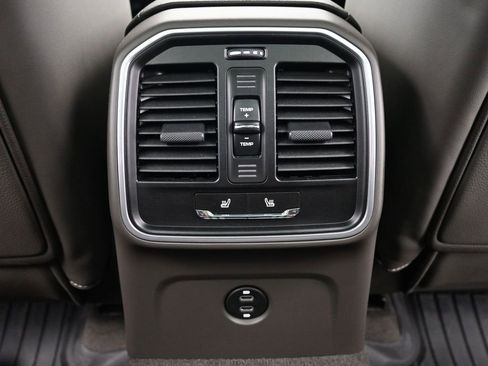 Certified 2026 Porsche Macan image 8