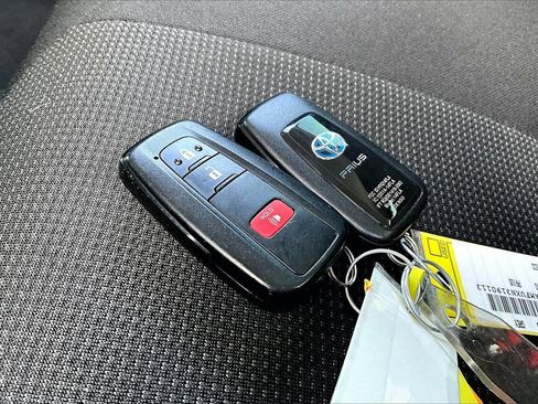 Used 2022 Toyota Prius L Eco image 33