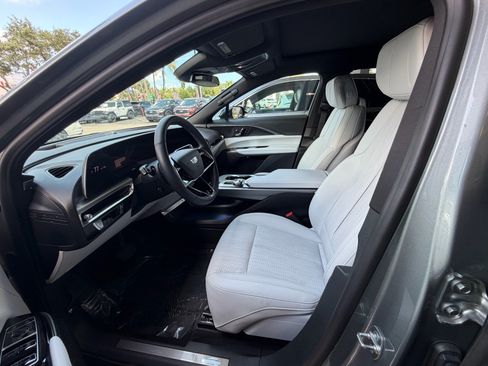 Used 2024 Cadillac Lyriq Luxury RWD image 8