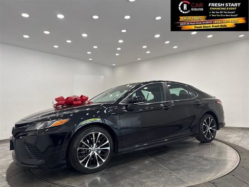 Used 2019 Toyota Camry SE w/ Convenience Package FWD image 3
