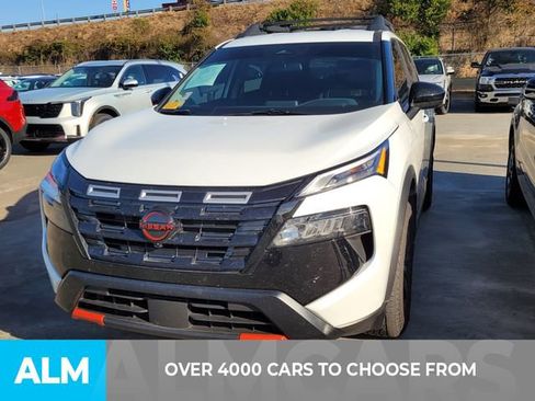 Used 2025 Nissan Rogue SV image 2